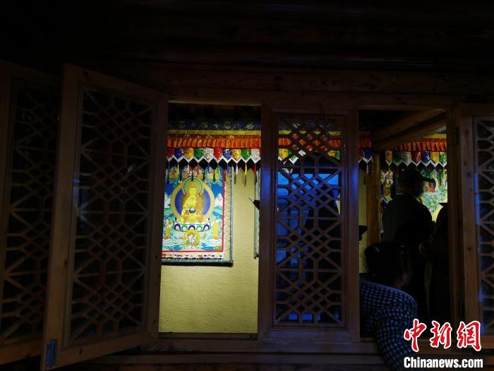 圖為作為展廳的古堡內一座土木二層結構“廊房式”建筑?！?zhí)砀?攝