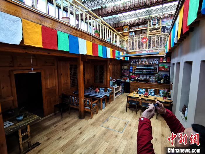 圖為古堡內兼具傳統(tǒng)與現代特色的咖啡館?！?zhí)砀?攝