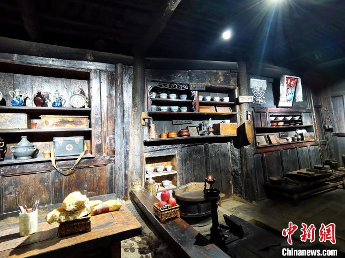 圖為古堡內生活場景展示?！?zhí)砀?攝