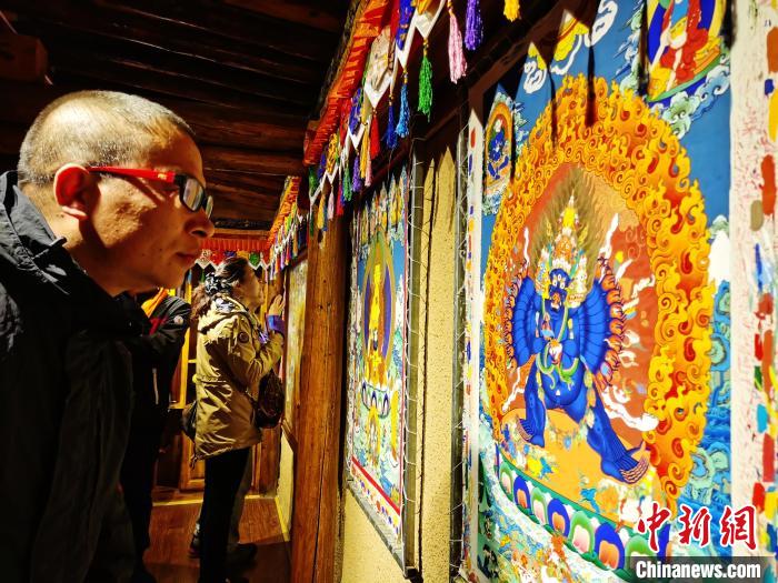 圖為民眾參觀古堡內的唐卡。　張?zhí)砀?攝