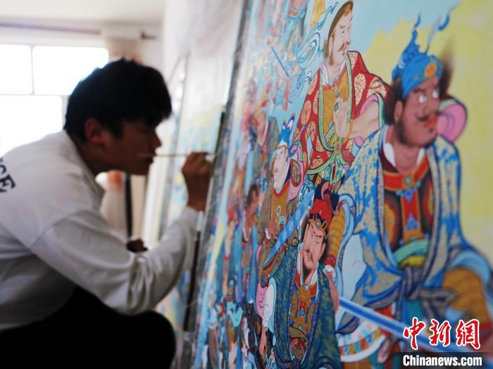 圖為熱貢龍樹(shù)畫苑內(nèi)的學(xué)徒繪畫唐卡?！?zhí)砀?攝