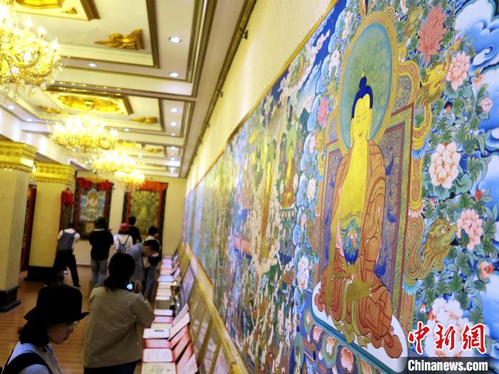 圖為熱貢龍樹畫苑內(nèi)的唐卡?！?zhí)砀?攝