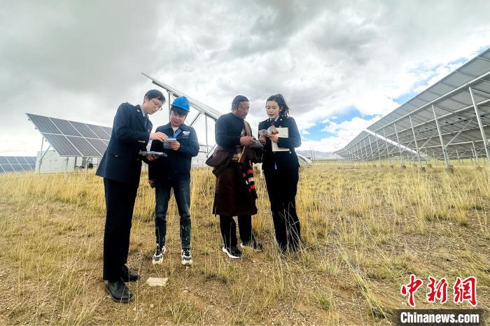 圖為稅務(wù)干部上門開展稅費(fèi)輔導(dǎo)?！》劫F龍 攝