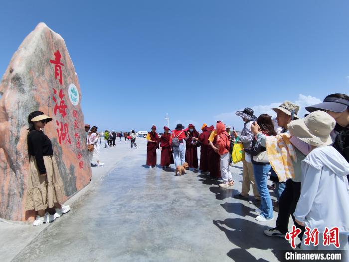 圖為航拍青海湖美景引游客拍照打卡?！∑钤鲚?攝