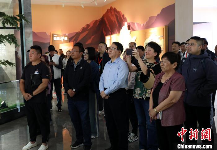 圖為臺(tái)商參訪祁連山國(guó)家公園生態(tài)科普館?！⊙Φ?攝