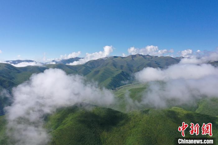 航拍賽來(lái)塘鎮(zhèn)山間云霧繚繞?！●R銘言 攝