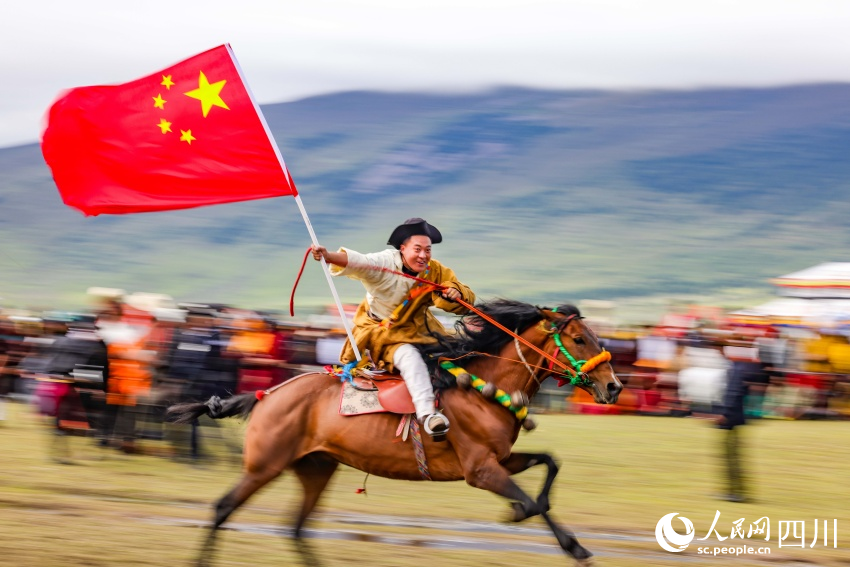 馬術(shù)表演現(xiàn)場。洛絨尼瑪攝