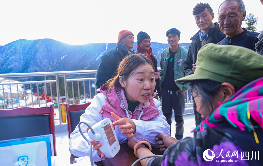 幫扶醫(yī)療小分隊(duì)成員為村民義診。劉學(xué)懿攝
