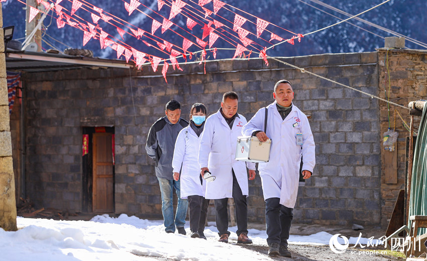 對(duì)口幫扶醫(yī)療小分隊(duì)行走在雪地里。劉學(xué)懿攝