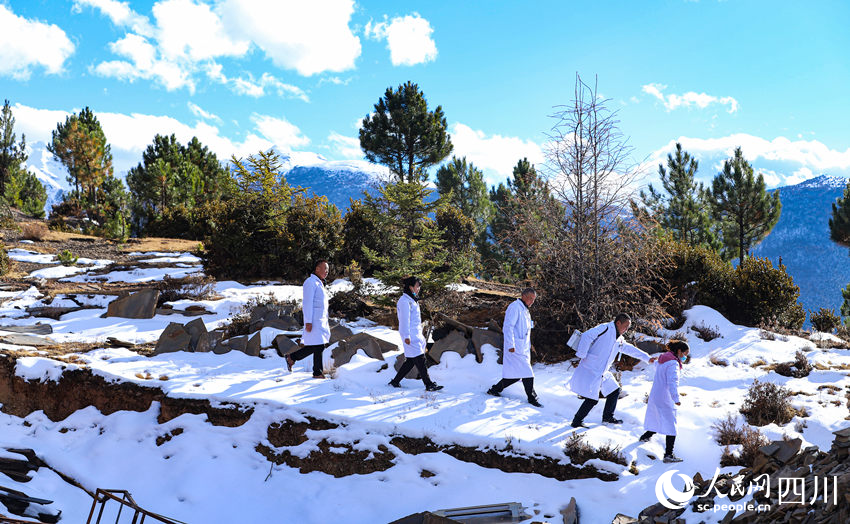 對(duì)口幫扶醫(yī)療小分隊(duì)行走在雪地里。劉學(xué)懿攝