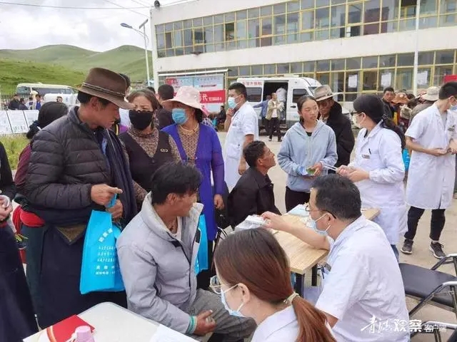 當?shù)剞r牧民參加免費健康體檢（圖片轉自青海日報）.webp.jpg