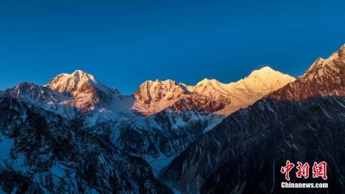 圖為2月1日，清晨陽光照在貢嘎雪山上，出現(xiàn)“日照金山”景觀。(無人機照片)<a target='_blank' href='/'><p  align=