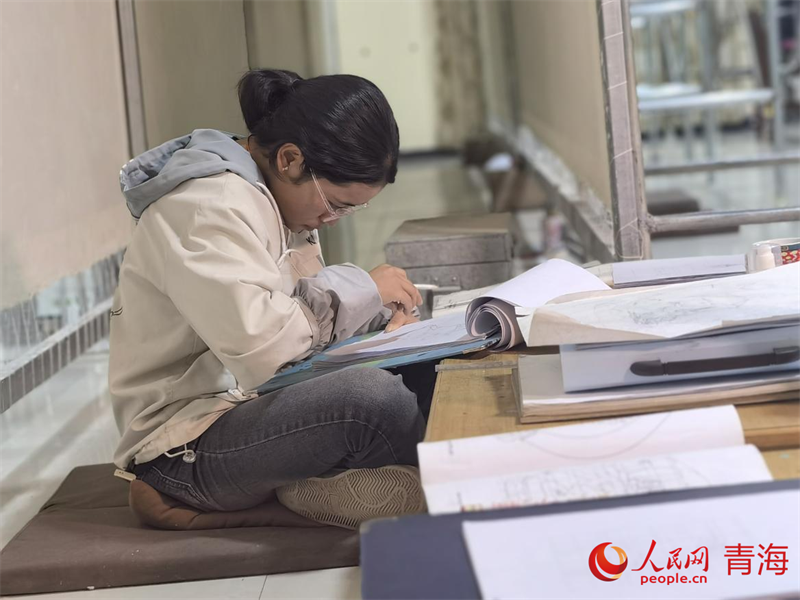 正在學(xué)習(xí)畫底稿的尕讓旺姆。人民網(wǎng) 陳明菊攝