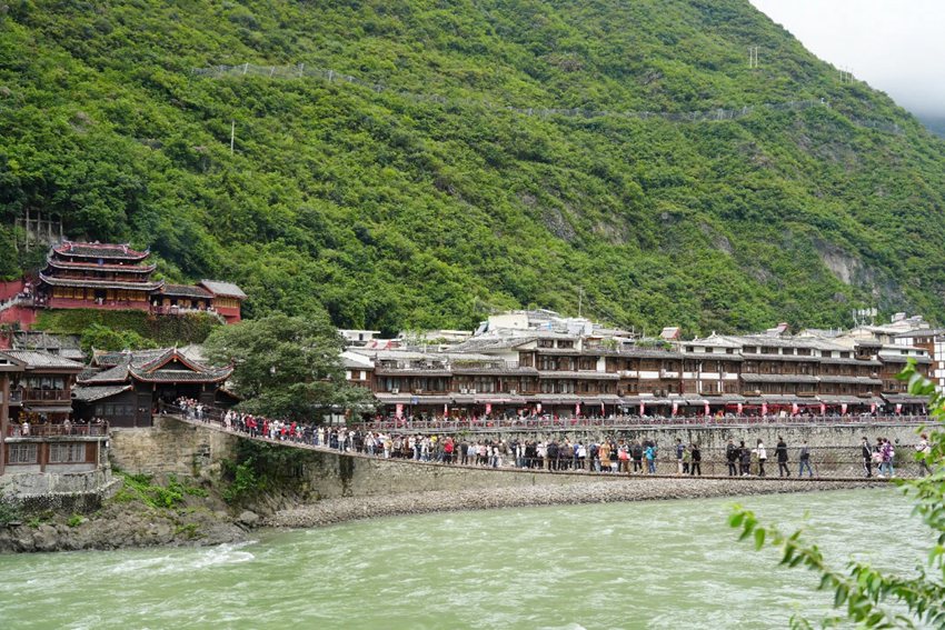 瀘定橋吸引無(wú)數(shù)游客駐足瞻仰。瀘定縣委宣傳部供圖