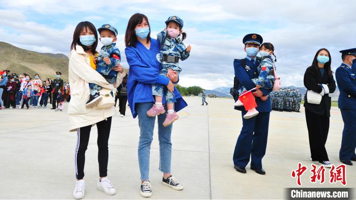 駐藏空軍在拉薩舉辦第三屆軍營開放日飛行訓練展示受追捧