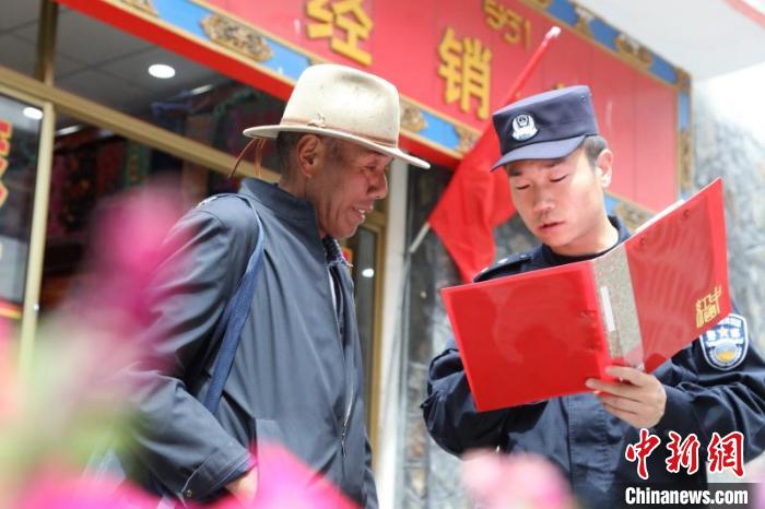 圖為民警在邊境村莊宣傳邊境政策法規(guī)。　亞?wèn)|出入境邊防檢查站供圖 攝