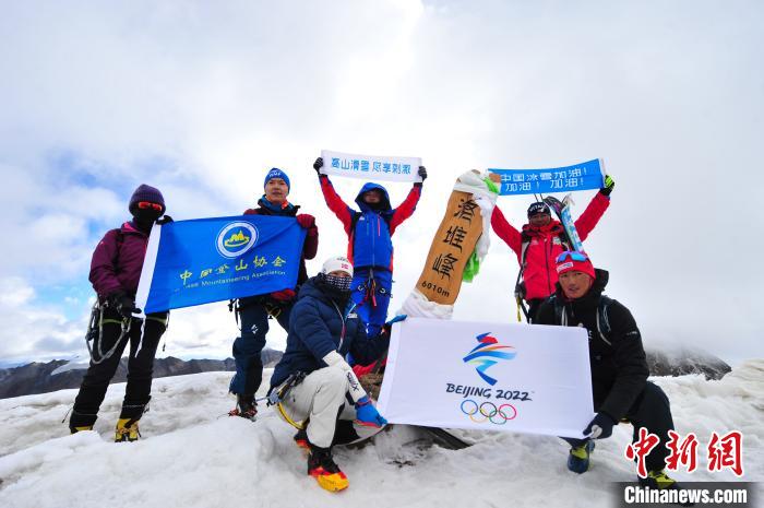 圖為5日，登山者在洛堆峰頂合影。　張偉 攝