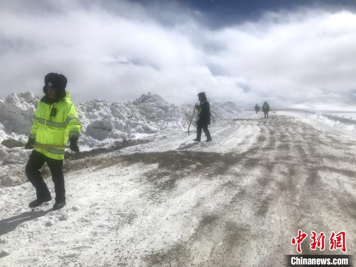 資料圖為，西藏安多交警在唐古拉山埡口除冰作業(yè)。西藏安多縣公安局 供圖