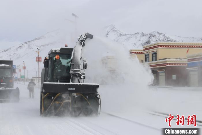 圖為該支隊官兵正在清理路面積雪?！《崦刺?攝