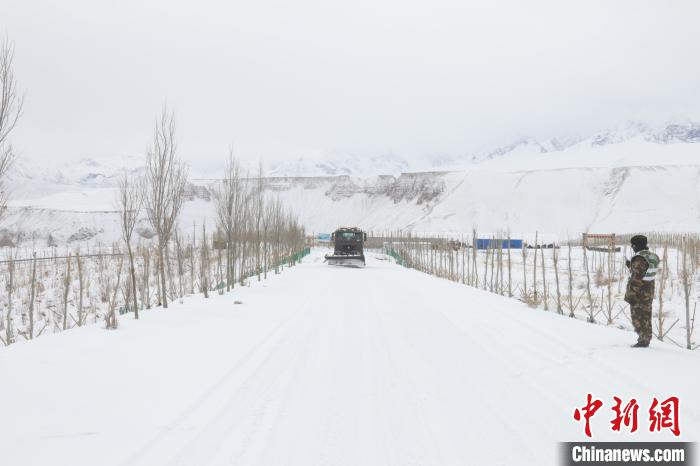 圖為救援官兵正在緊急清理路面積雪。　董尼么太 攝