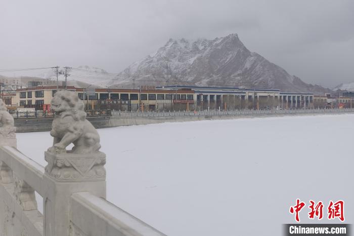 圖為2月5日傍晚時分的西藏阿里獅泉河鎮(zhèn)雪景。　王世才 攝