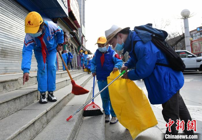 圖為拉薩市小學生打掃街道。　貢嘎來松 攝