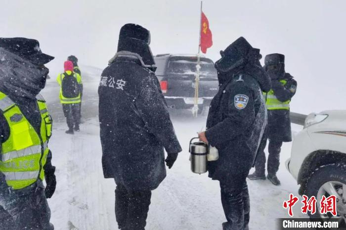 強(qiáng)降雪后，西藏安多縣警方在國道109線唐古拉山段開展除雪保通工作?！“捕嗫h公安局 供圖 攝