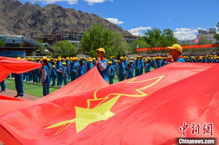 圖為拉薩市堆龍德慶區(qū)堆龍姜昆黃小勇希望小學(xué)學(xué)生在操場入隊儀式。　貢嘎來松 攝