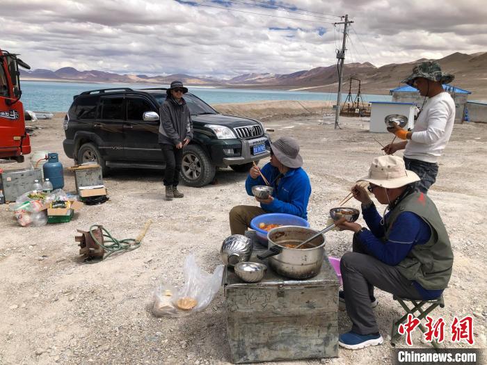 在“世界屋脊”上作業(yè)，中國科考隊員衣、食、住、行有何特色？