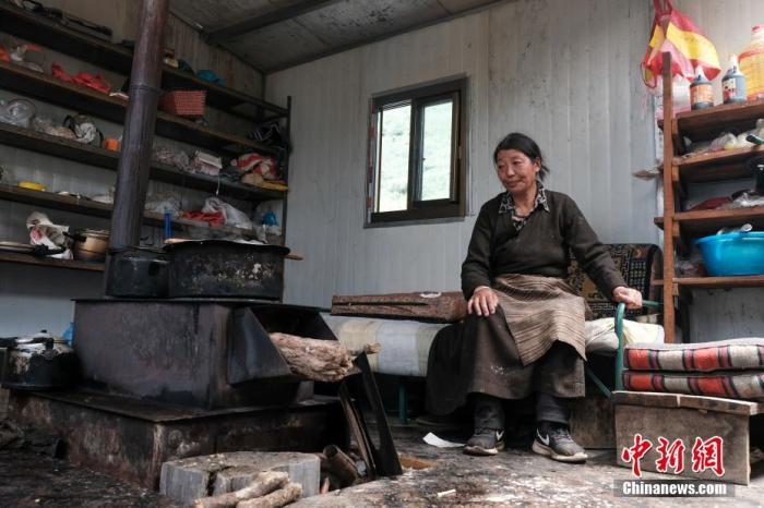 圖為8月6日，“玉麥姐妹”央宗在自家牧場放牧點的小屋里，她傳承了父親的生活習(xí)慣，喜歡待在牧場。 <a target='_blank' ></p><p  align=