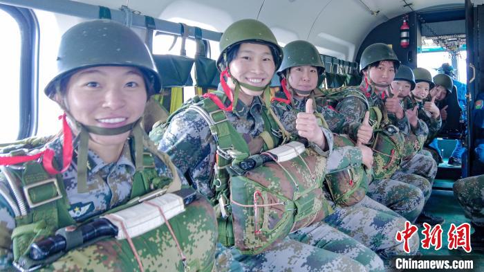 圖為女兵們在直升機上準備跳傘。　王述東 攝