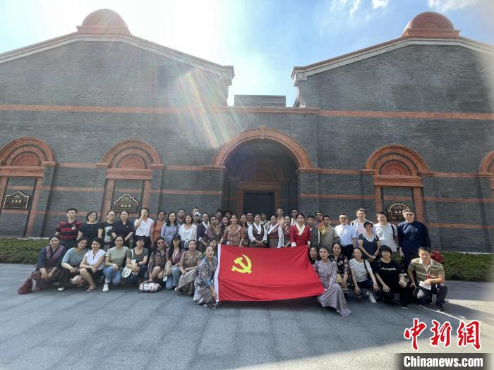 參觀中共一大、二大會址，學(xué)員們回顧了中國共產(chǎn)黨百年大黨的革命歷程。　華東師大供圖