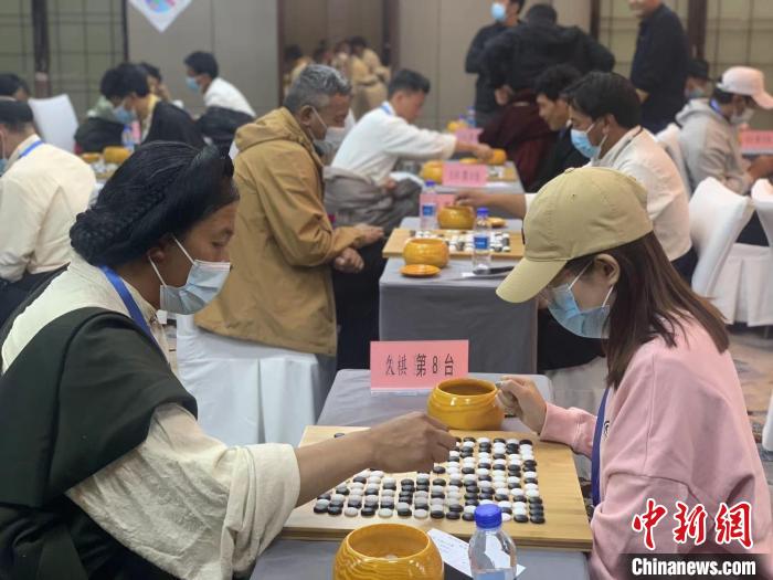 圖為參賽選手正在進行藏棋對弈。　謝牧 攝