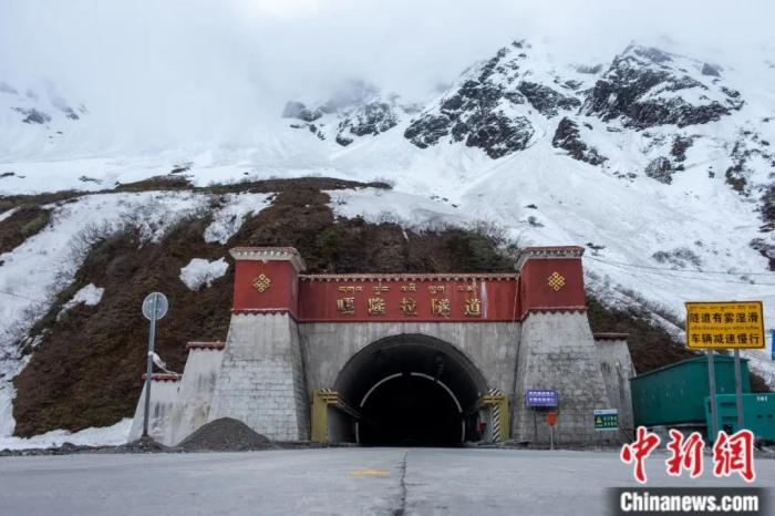 墨脫公路控制性工程——嘎隆拉隧道。上方為嘎隆拉雪山，曾是進入墨脫最大的“攔路虎”。