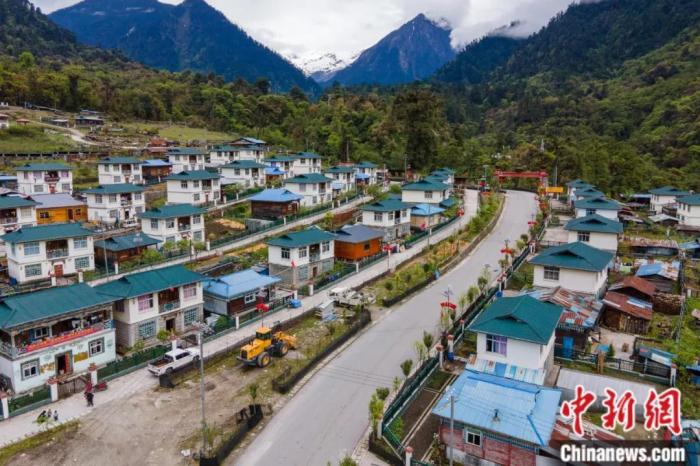 墨脫公路上的達木珞巴民族鄉(xiāng)貢日村，該村此前為舊墨脫公路著名的物資轉(zhuǎn)運點，被稱為“80K”。