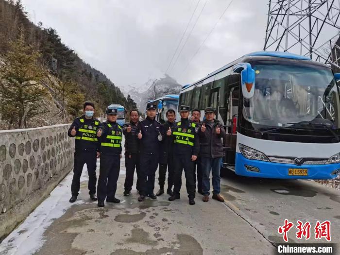 救援成功后，司機(jī)們與邊境派出所民警合影。　李建峰 攝