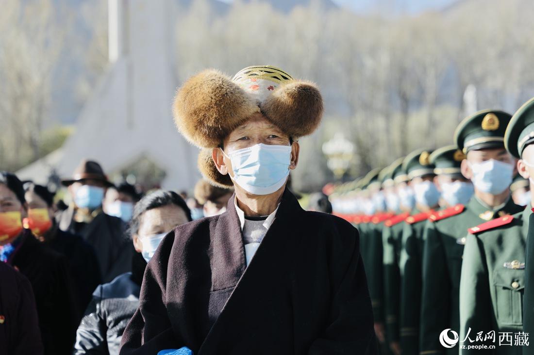 群眾代表們參加升旗儀式現(xiàn)場(chǎng)。人民網(wǎng) 次仁羅布 攝