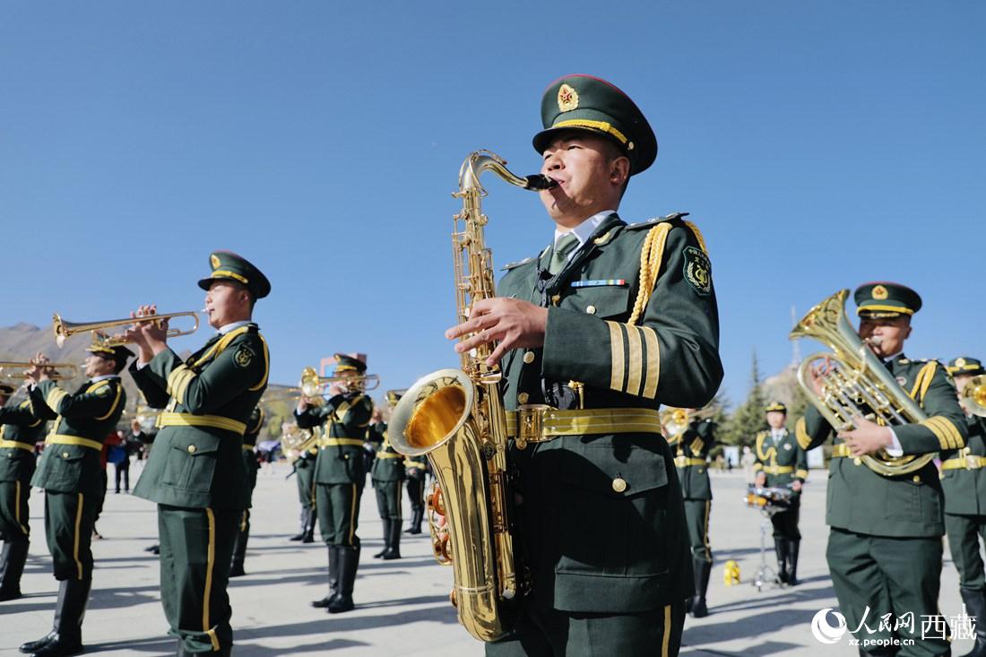 軍區(qū)文工團(tuán)奏響國(guó)歌。人民網(wǎng) 次仁羅布攝