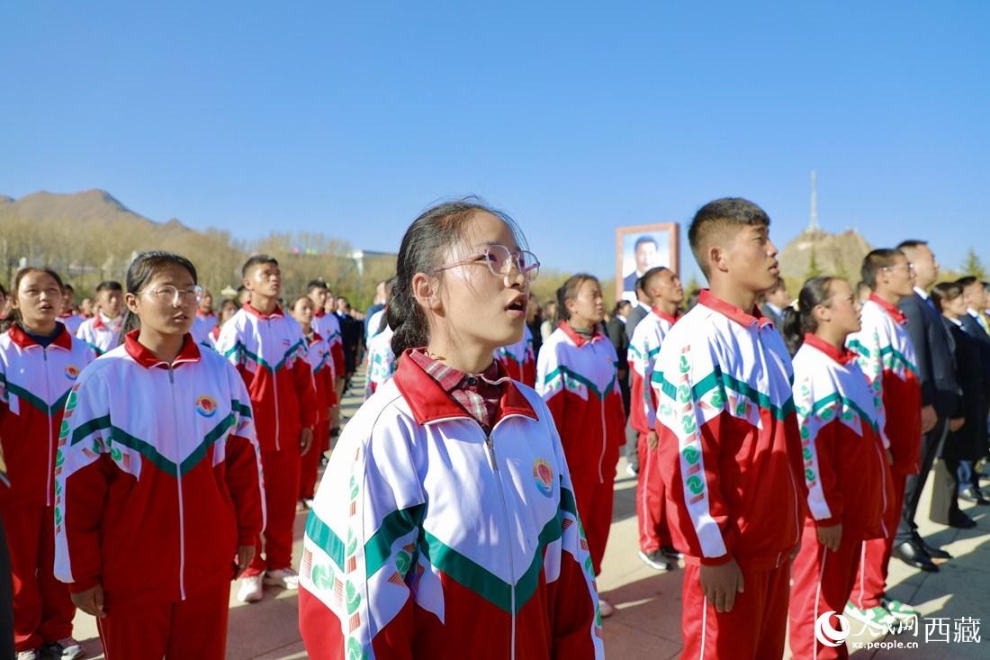 全體奏唱國(guó)歌。人民網(wǎng) 次仁羅布攝