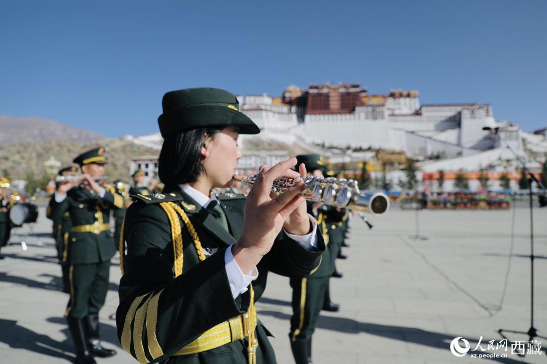 軍區(qū)文工團(tuán)奏響國(guó)歌。人民網(wǎng) 次仁羅布攝