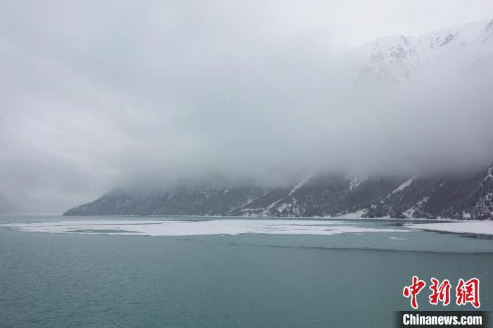 然烏湖春雪飄落?！∪轿木?攝