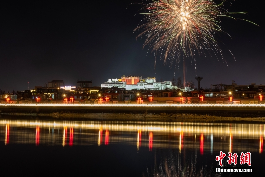 資料圖為2022年3月1日，拉薩迎來藏歷新年“古突夜”，煙花與被燈光照亮的布達(dá)拉宮交相輝映。 <a target='_blank' href='/'><p  align=