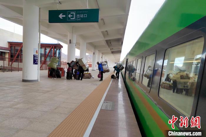 乘客乘復(fù)工專列抵達(dá)日喀則。　拉薩車務(wù)段 供圖