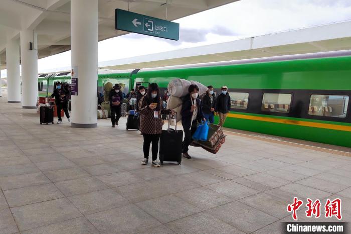 10月6日，乘客乘復(fù)工專列抵達(dá)日喀則?！±_車務(wù)段 供圖
