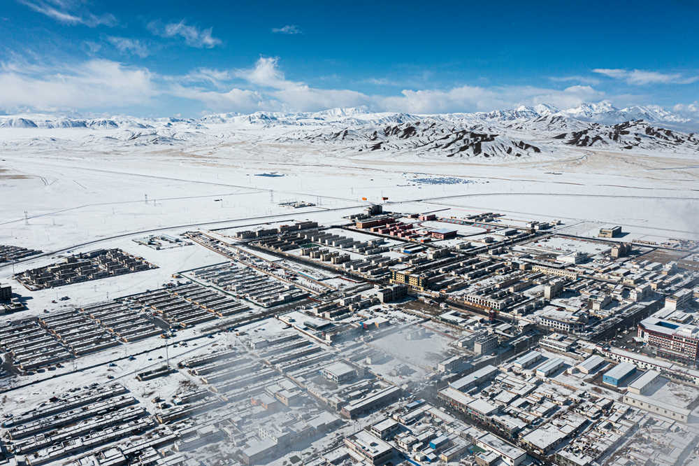 西藏阿里地區(qū)改則縣迎來初雪，銀裝素裹，美如畫卷。