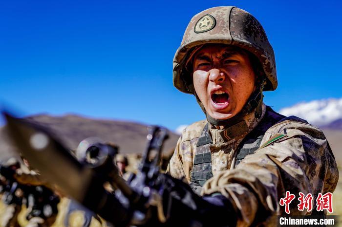 官兵正在進(jìn)行刺殺操訓(xùn)練?！∥鞑厣侥宪姺謪^(qū)某團(tuán)供圖