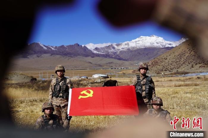 指導(dǎo)員楊磊帶領(lǐng)官兵重溫入黨誓詞?！∥鞑厣侥宪姺謪^(qū)某團(tuán)供圖