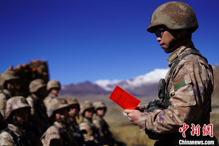 訓(xùn)練間隙，楊磊正在為官兵作宣講?！∥鞑厣侥宪姺謪^(qū)某團(tuán)供圖