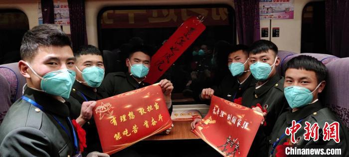 退伍老兵在退伍專列上合影留念?！∥鞑厣侥宪姺謪^(qū)某團(tuán)供圖