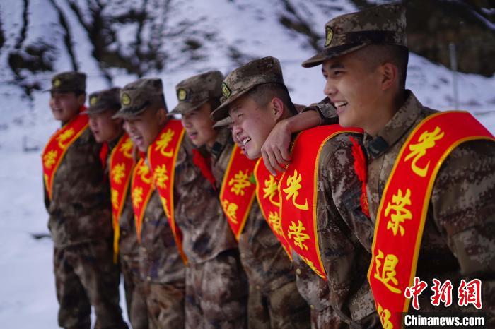 退伍老兵合照留念?！∥鞑厣侥宪姺謪^(qū)某團(tuán)供圖